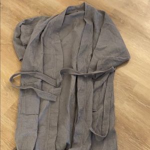 “One size” waffle grey bathrobe